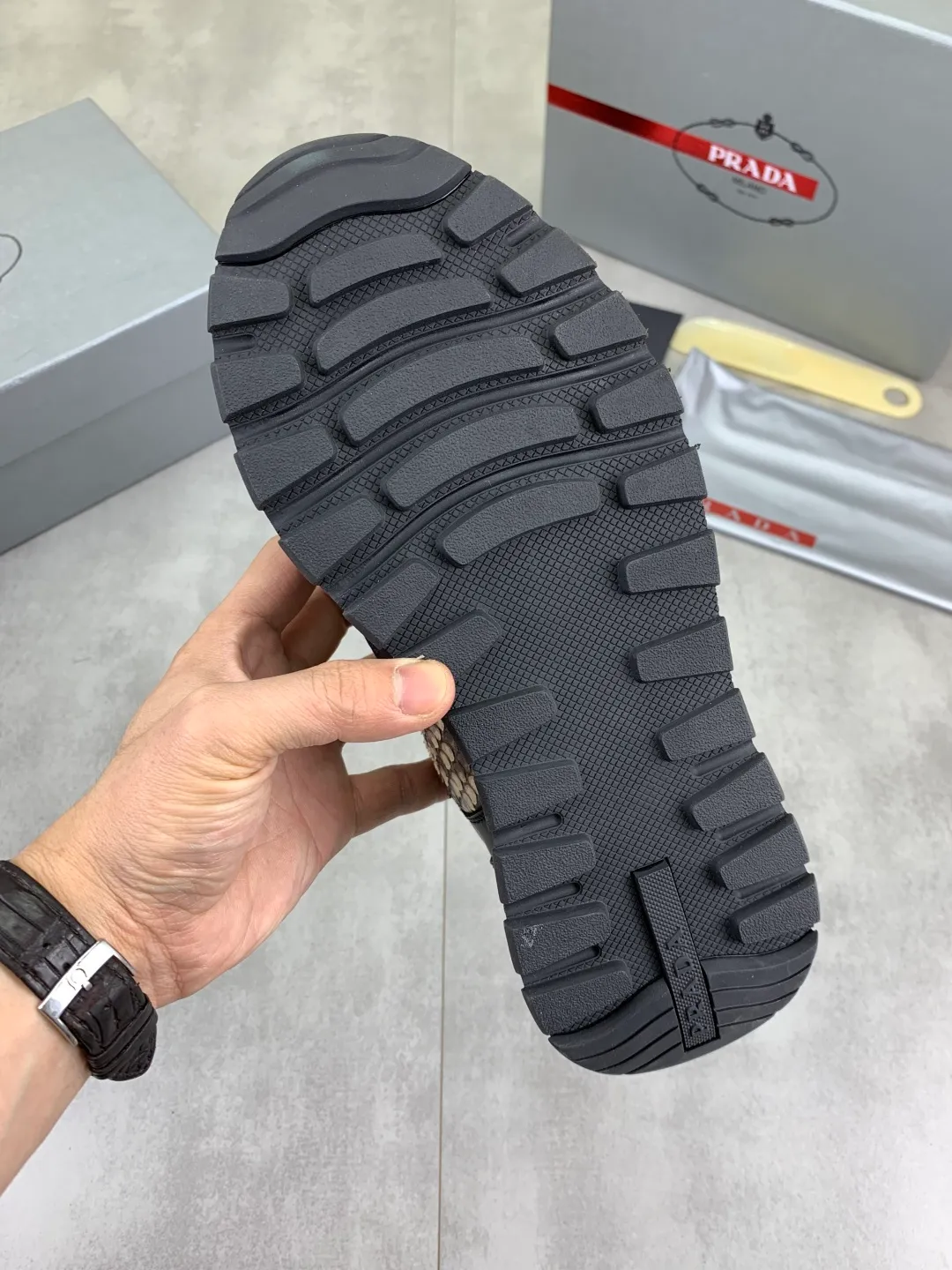 Men's men's shoes💰P580💰【New model】Top quality, new popular models on the official website, which will never go out of style for a century,🆘 The trendy brand (Prada) mainly promotes popular models, avant-garde and versatile fashionable men's shoes, privately molded, with cowhide splicing and 1:1 oil edge treatment... fashionable and simple, original imported cowhide with python skin, cowhide leather lining for feet; the atmosphere and personality are more fashionable, eye-catching and pursuing class. It will subvert the old idea and be a must-have for fashionistas who want to spend time with you! Must keep it! High-end comfortable and low-cost, high-end quality workmanship. Size: 38-44 Various colors available. full package